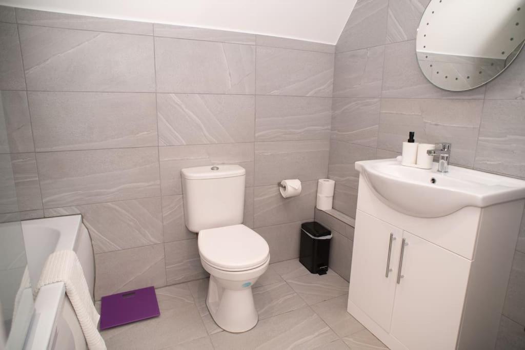 Orchid Lodge - Two Bed Generous Flat - Parking, Netflix, Wifi - Close To Blenheim Palace & Oxford - F4 基德灵顿 外观 照片