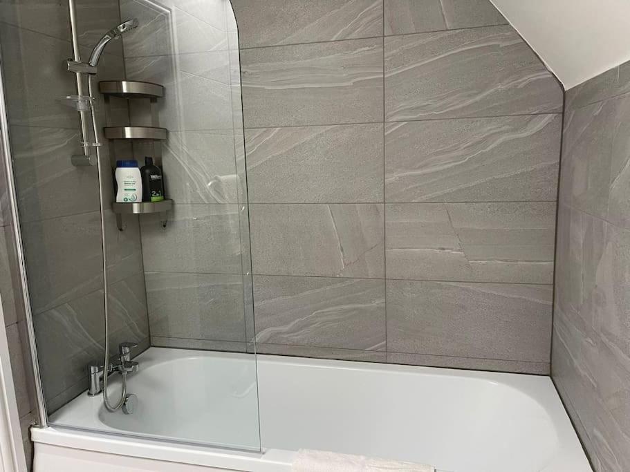 Orchid Lodge - Two Bed Generous Flat - Parking, Netflix, Wifi - Close To Blenheim Palace & Oxford - F4 基德灵顿 外观 照片