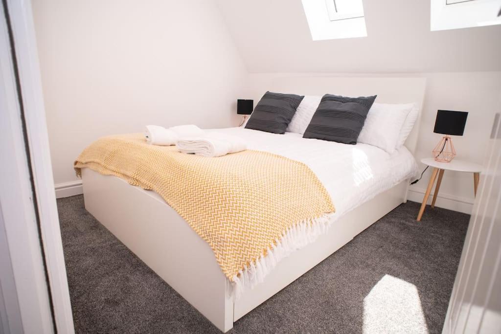 Orchid Lodge - Two Bed Generous Flat - Parking, Netflix, Wifi - Close To Blenheim Palace & Oxford - F4 基德灵顿 外观 照片