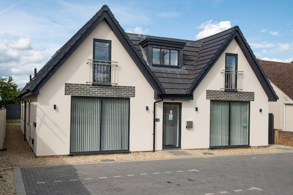 Orchid Lodge - Two Bed Generous Flat - Parking, Netflix, Wifi - Close To Blenheim Palace & Oxford - F4 基德灵顿 外观 照片
