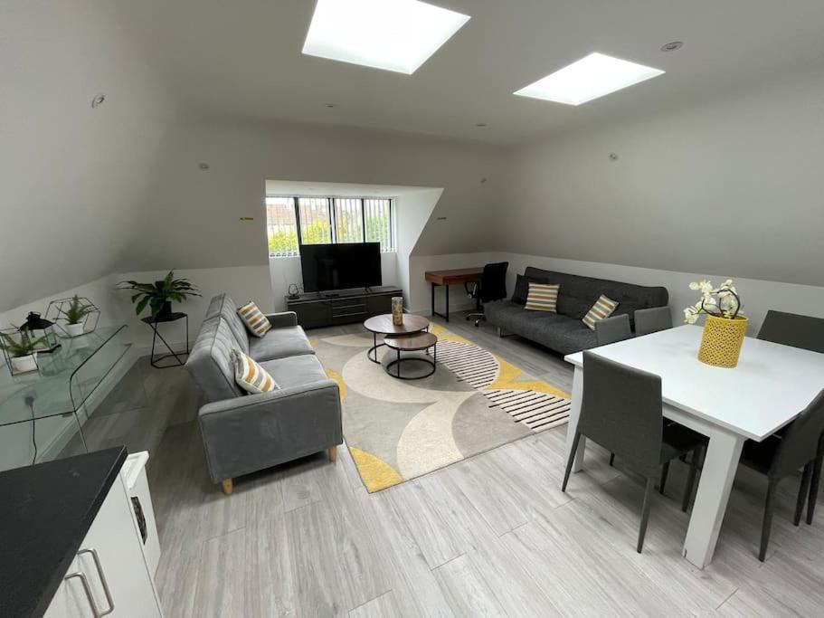 Orchid Lodge - Two Bed Generous Flat - Parking, Netflix, Wifi - Close To Blenheim Palace & Oxford - F4 基德灵顿 外观 照片