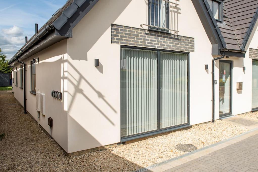 Orchid Lodge - Two Bed Generous Flat - Parking, Netflix, Wifi - Close To Blenheim Palace & Oxford - F4 基德灵顿 外观 照片