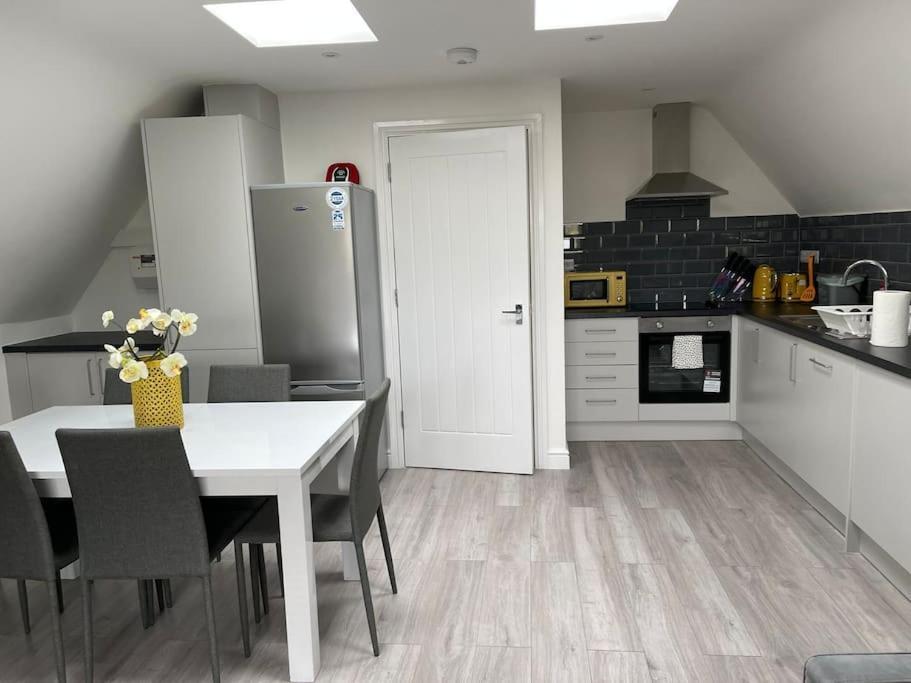 Orchid Lodge - Two Bed Generous Flat - Parking, Netflix, Wifi - Close To Blenheim Palace & Oxford - F4 基德灵顿 外观 照片