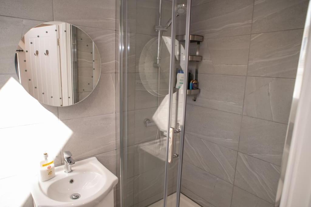 Orchid Lodge - Two Bed Generous Flat - Parking, Netflix, Wifi - Close To Blenheim Palace & Oxford - F4 基德灵顿 外观 照片