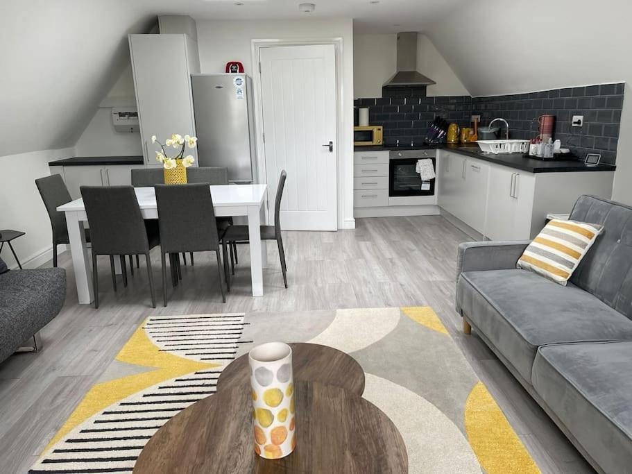 Orchid Lodge - Two Bed Generous Flat - Parking, Netflix, Wifi - Close To Blenheim Palace & Oxford - F4 基德灵顿 外观 照片