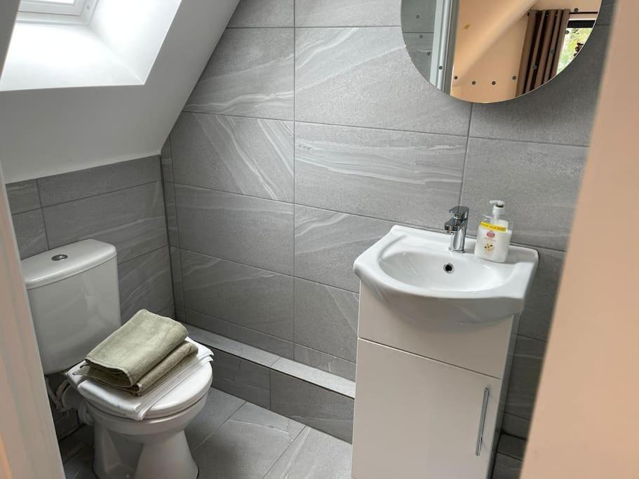 Orchid Lodge - Two Bed Generous Flat - Parking, Netflix, Wifi - Close To Blenheim Palace & Oxford - F4 基德灵顿 外观 照片