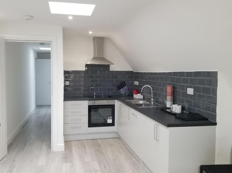 Orchid Lodge - Two Bed Generous Flat - Parking, Netflix, Wifi - Close To Blenheim Palace & Oxford - F4 基德灵顿 外观 照片