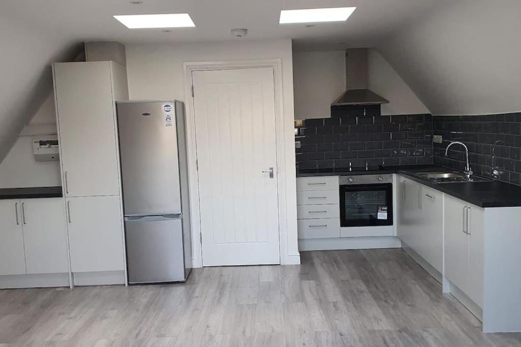 Orchid Lodge - Two Bed Generous Flat - Parking, Netflix, Wifi - Close To Blenheim Palace & Oxford - F4 基德灵顿 外观 照片