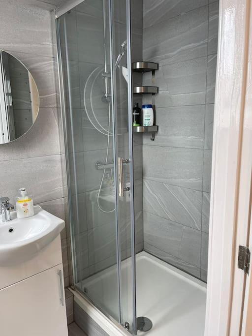 Orchid Lodge - Two Bed Generous Flat - Parking, Netflix, Wifi - Close To Blenheim Palace & Oxford - F4 基德灵顿 外观 照片