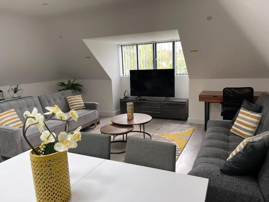 Orchid Lodge - Two Bed Generous Flat - Parking, Netflix, Wifi - Close To Blenheim Palace & Oxford - F4 基德灵顿 外观 照片