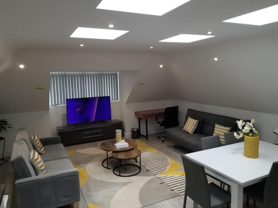 Orchid Lodge - Two Bed Generous Flat - Parking, Netflix, Wifi - Close To Blenheim Palace & Oxford - F4 基德灵顿 外观 照片