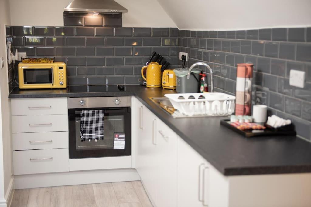 Orchid Lodge - Two Bed Generous Flat - Parking, Netflix, Wifi - Close To Blenheim Palace & Oxford - F4 基德灵顿 外观 照片
