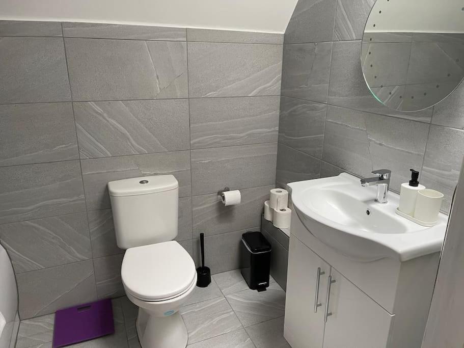 Orchid Lodge - Two Bed Generous Flat - Parking, Netflix, Wifi - Close To Blenheim Palace & Oxford - F4 基德灵顿 外观 照片