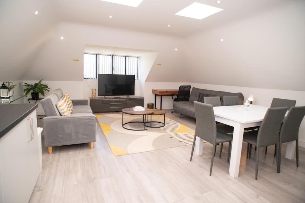 Orchid Lodge - Two Bed Generous Flat - Parking, Netflix, Wifi - Close To Blenheim Palace & Oxford - F4 基德灵顿 外观 照片
