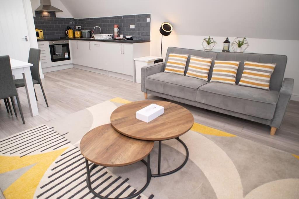 Orchid Lodge - Two Bed Generous Flat - Parking, Netflix, Wifi - Close To Blenheim Palace & Oxford - F4 基德灵顿 外观 照片