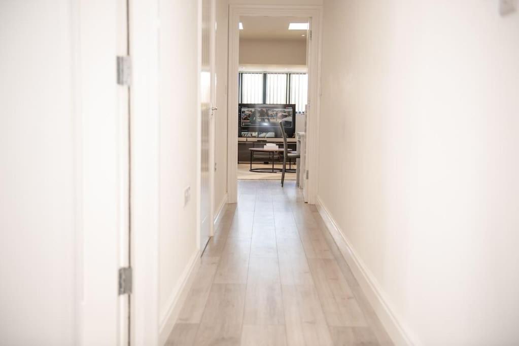 Orchid Lodge - Two Bed Generous Flat - Parking, Netflix, Wifi - Close To Blenheim Palace & Oxford - F4 基德灵顿 外观 照片
