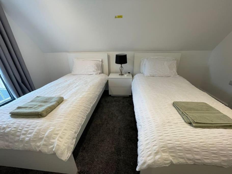 Orchid Lodge - Two Bed Generous Flat - Parking, Netflix, Wifi - Close To Blenheim Palace & Oxford - F4 基德灵顿 外观 照片