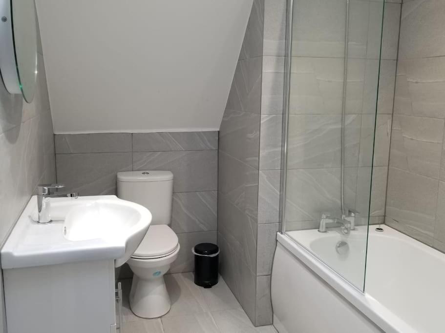 Orchid Lodge - Two Bed Generous Flat - Parking, Netflix, Wifi - Close To Blenheim Palace & Oxford - F4 基德灵顿 外观 照片