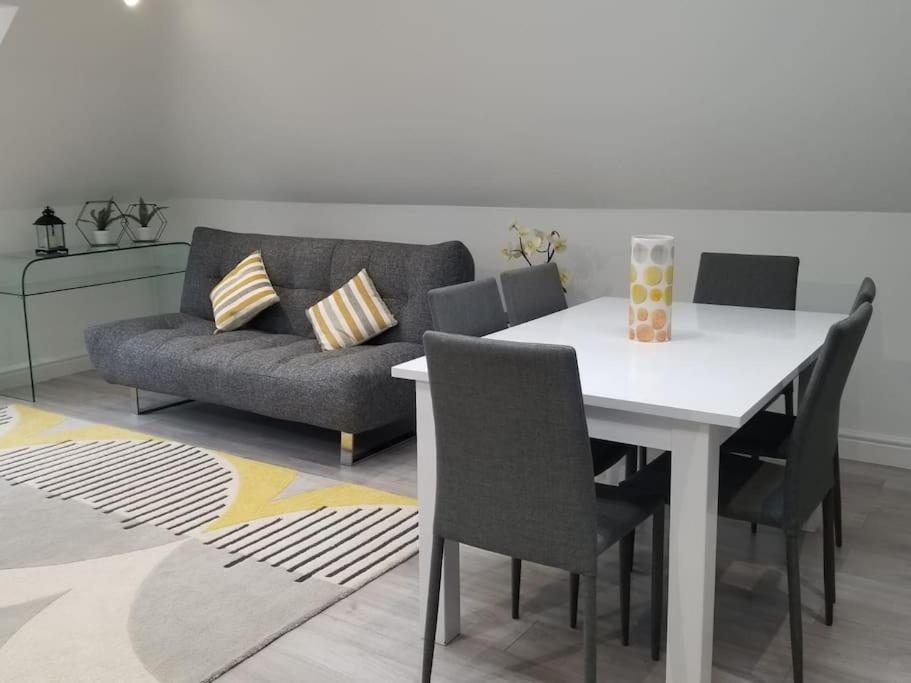 Orchid Lodge - Two Bed Generous Flat - Parking, Netflix, Wifi - Close To Blenheim Palace & Oxford - F4 基德灵顿 外观 照片
